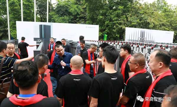 榮高伸縮門事業(yè)部總經(jīng)理黃榮志先生對榮高電動伸縮門和鋁藝庭院大門的新品進(jìn)行了闡述