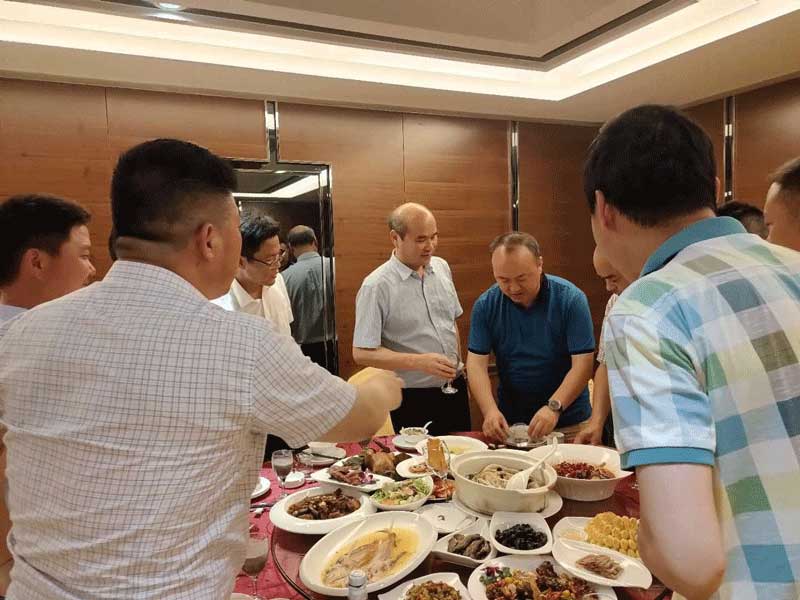 把酒言歡，互贈(zèng)美好祝福