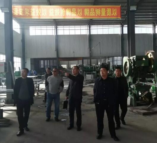 竇總陪同協(xié)會(huì)領(lǐng)導(dǎo)參觀企業(yè)生產(chǎn)車間