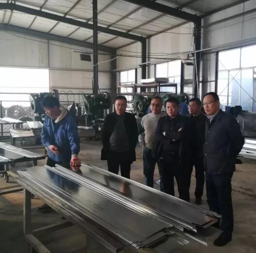 竇總陪同協(xié)會(huì)領(lǐng)導(dǎo)參觀企業(yè)生產(chǎn)車間