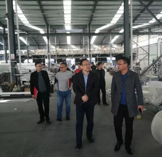在高總的陪同下，協(xié)會(huì)一行參觀了昌茂鋁藝的生產(chǎn)車間及展廳