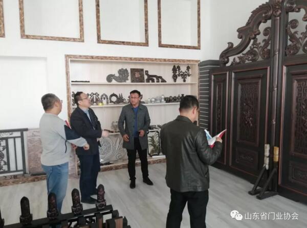 在高總的陪同下，協(xié)會(huì)一行參觀了昌茂鋁藝的生產(chǎn)車間及展廳