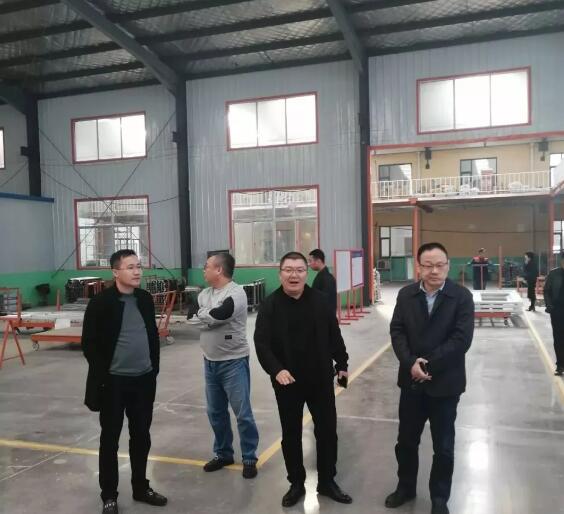 在陳總的陪同下，協(xié)會(huì)一行參觀企業(yè)生產(chǎn)車間