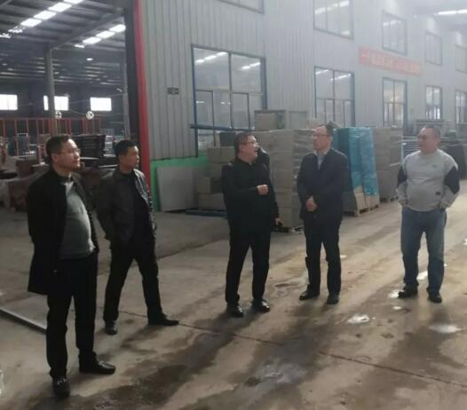 在陳總的陪同下，協(xié)會(huì)一行參觀企業(yè)生產(chǎn)車間