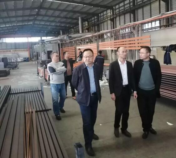 在張總的陪同下，協(xié)會(huì)一行參觀企業(yè)生產(chǎn)車間