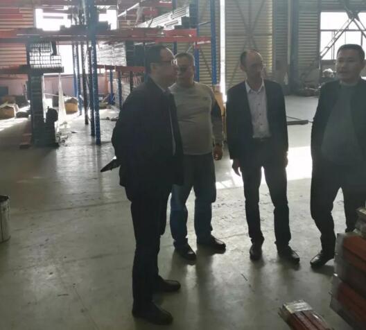 在張總的陪同下，協(xié)會(huì)一行參觀企業(yè)生產(chǎn)車間