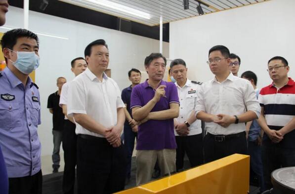 南昌市副市長、公安局局長萬秀奇贊賞百勝低壓驅(qū)動安全升降地柱