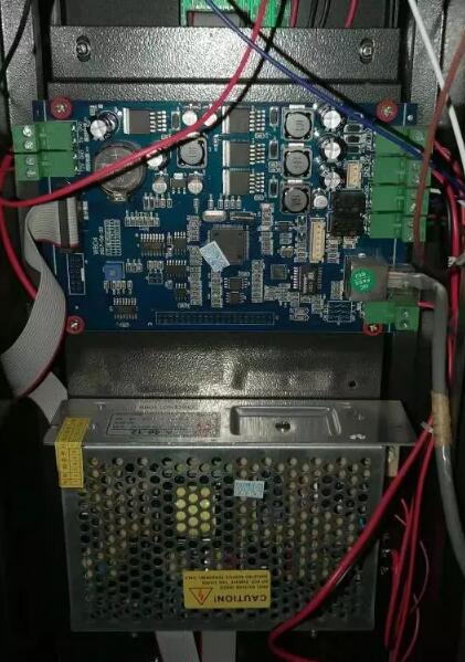 車(chē)牌識(shí)別攝像機(jī)有3組線(xiàn)連接至控制主板