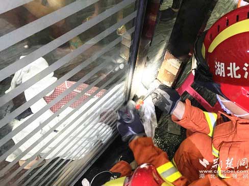 酒店旋轉門卡住住4歲女童右腿 