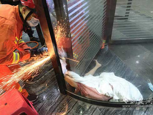 酒店旋轉門卡住住4歲女童右腿 