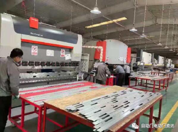 協(xié)會一行分別參觀了緊急疏散平滑門、高端裝甲門、不銹鋼等產(chǎn)品的生產(chǎn)現(xiàn)場