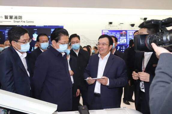 傅利泉圍繞城市、企業(yè)數(shù)智化實踐進(jìn)行成果匯報