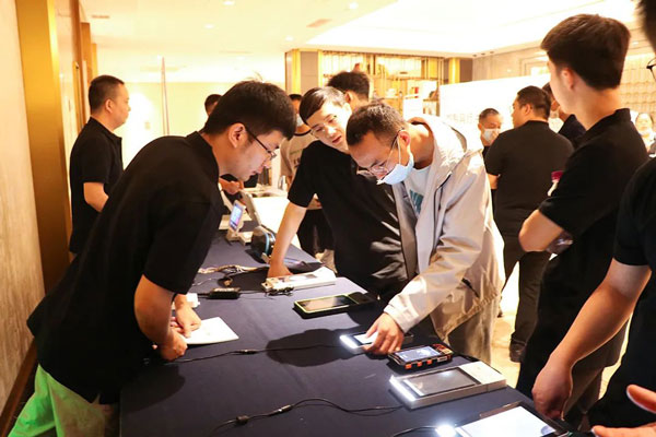 出席開(kāi)業(yè)活動(dòng)的嘉賓正在體驗(yàn)熵基科技數(shù)智產(chǎn)品