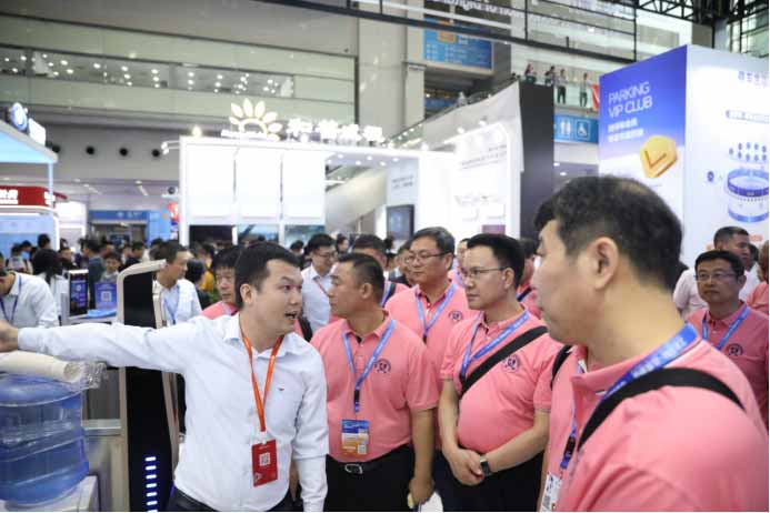 巡館領(lǐng)導(dǎo)和團(tuán)隊的駐足交流