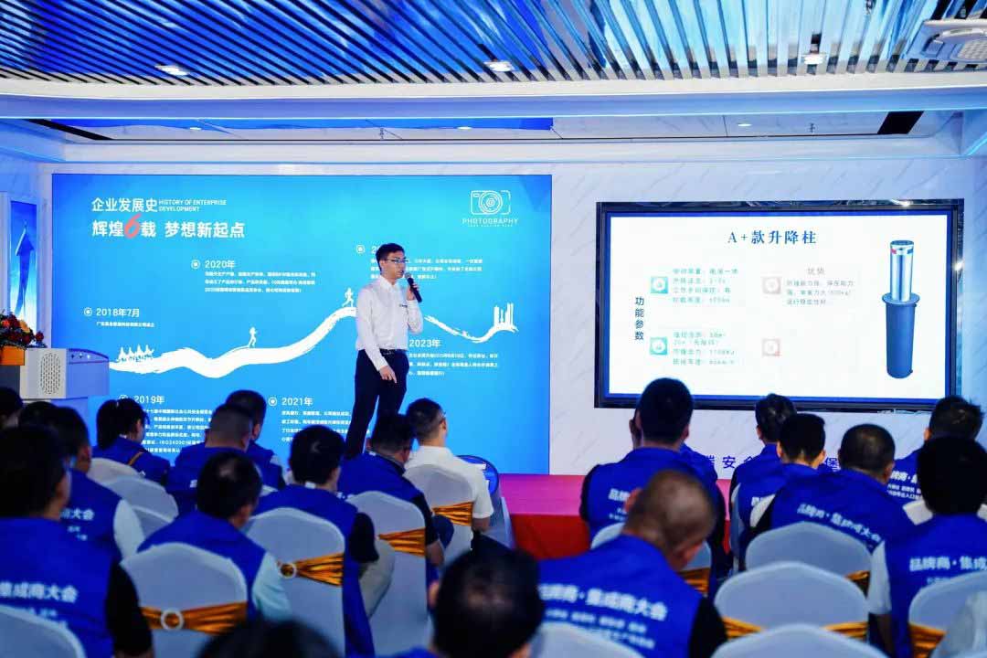 高壘智能產品工程師對高壘產品的優(yōu)點講解和演示