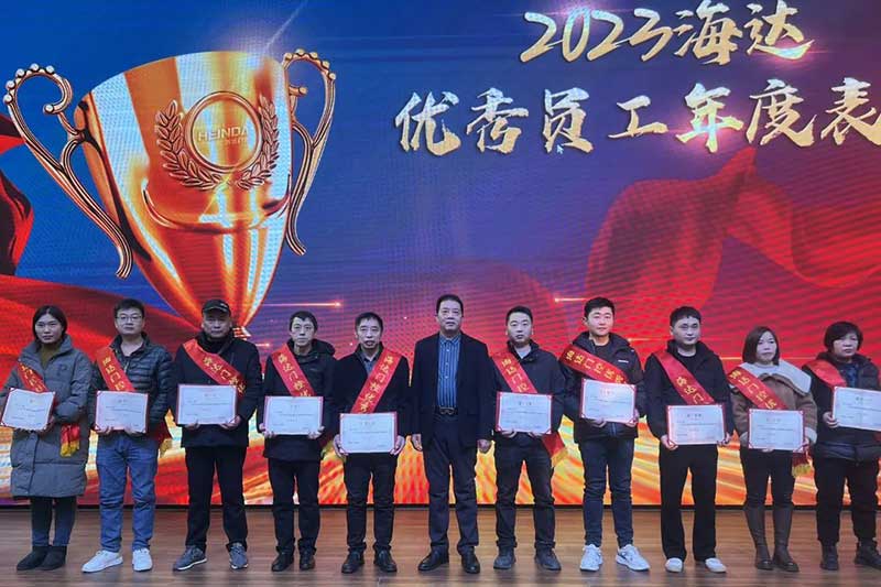 公司董事長(zhǎng)楊興發(fā)為“優(yōu)秀員工”頒獎(jiǎng)