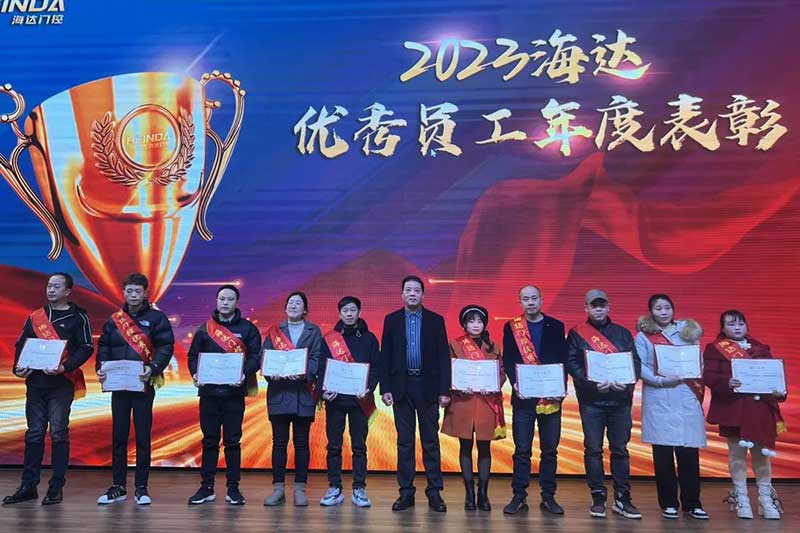 公司董事長(zhǎng)楊興發(fā)為“優(yōu)秀員工”頒獎(jiǎng)