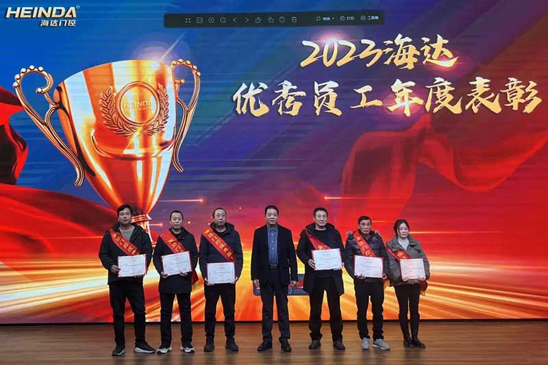 公司董事長(zhǎng)楊興發(fā)為“優(yōu)秀員工”頒獎(jiǎng)