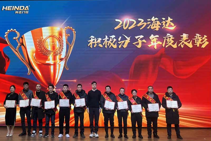 公司總經(jīng)理?xiàng)顕?guó)元為“積極分子”頒獎(jiǎng)