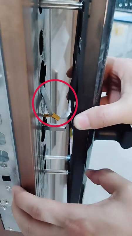 安裝時(shí)，一定要將線路塞入門內(nèi)，不要被面板壓住