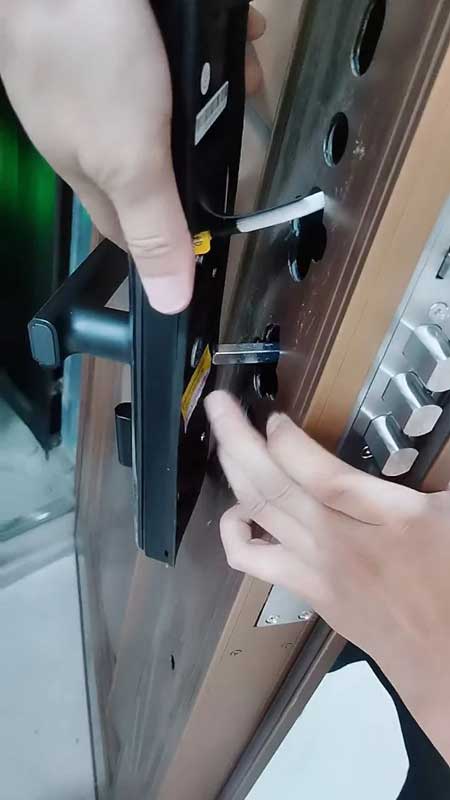 線路不要太過纏繞，也不要碰上天地鉤以免線路出錯(cuò)。