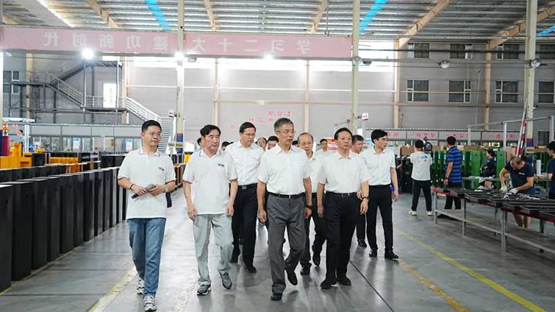 任珠峰常務副省長看產(chǎn)品、進車間、問訴求