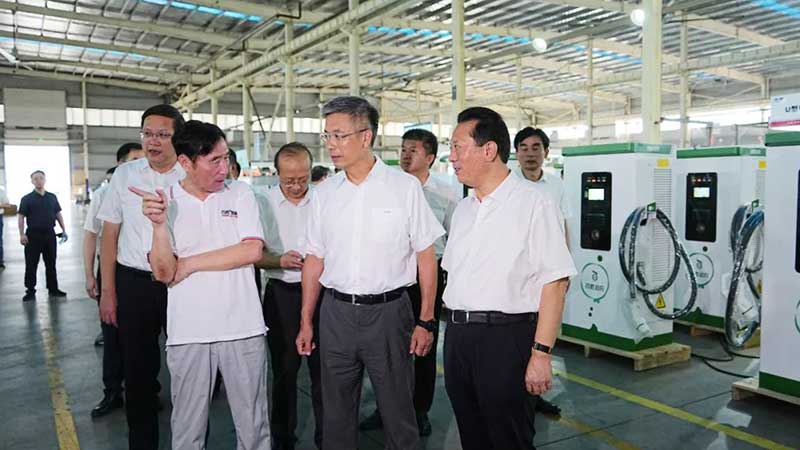 劉潤根向調研團重點介紹了百勝在數(shù)字化轉型、智能制造、智慧物聯(lián)方面的創(chuàng)新與應用成果