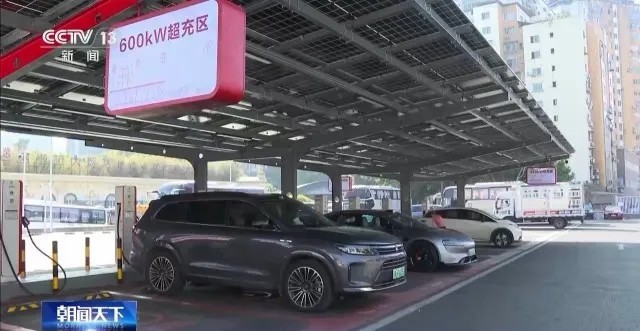 負(fù)責(zé)超充站運(yùn)營(yíng)的相關(guān)人士告訴記者