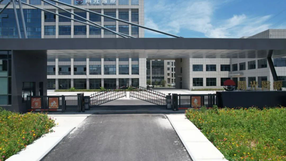 重型直線門+固定圍欄+中置式道閘門+車牌識(shí)別+電動(dòng)小門