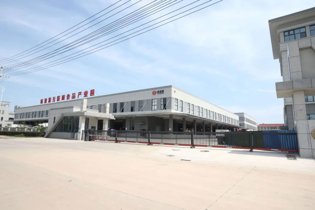 P806G智能直線段滑門+鋁合金廣告小門+直桿道閘+V18車牌識(shí)別