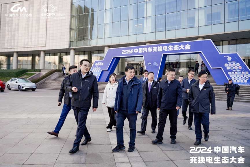 領(lǐng)導(dǎo)和嘉賓共同巡展