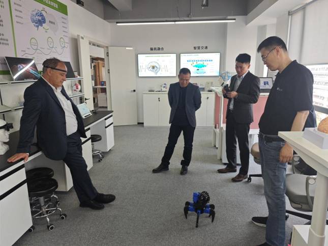 熵基科技?xì)W洲區(qū)域負(fù)責(zé)人Fernando先生現(xiàn)場(chǎng)體驗(yàn)?zāi)X機(jī)技術(shù)成果