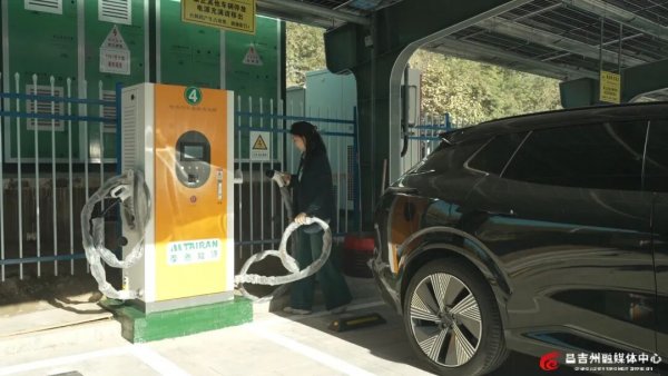 全疆首座“風(fēng)光儲(chǔ)充”一體化微電網(wǎng)充電站在昌吉投運(yùn)