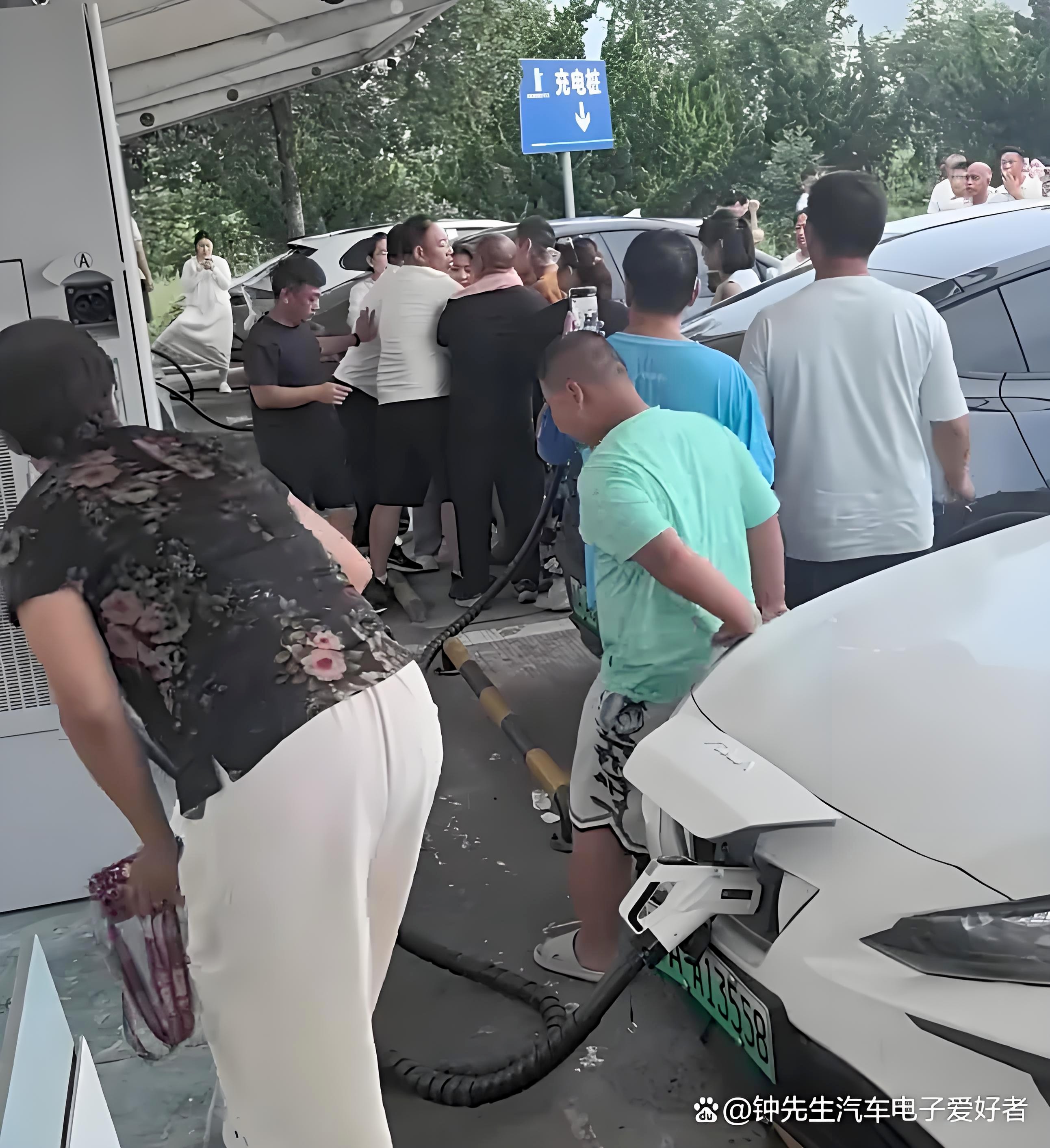 平時沒人，節(jié)假日靠搶靠叫號！投建回報拉長，"國家隊"如何應(yīng)對高速潮汐困境？