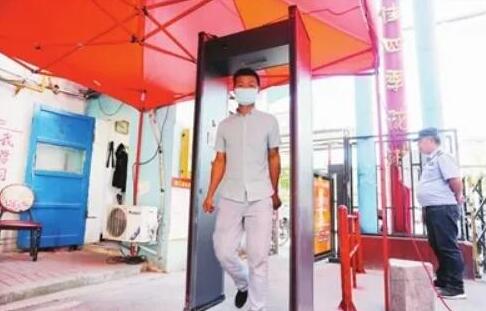 ?智能測溫安檢門來了 居民進出更安心