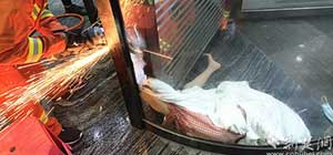 鄂州酒店旋轉(zhuǎn)門卡住住4歲女童右腿  消防員緊急拆門解圍