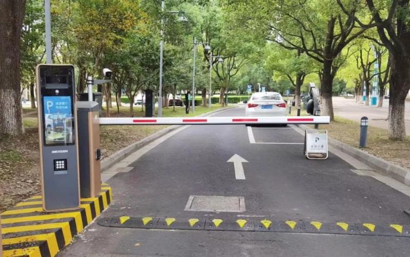 海康威視助力江蘇某工業(yè)園區(qū)公共停車場