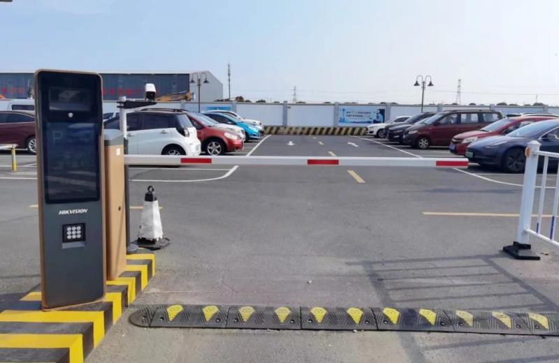 ?？低曋K某工業(yè)園區(qū)公共停車場