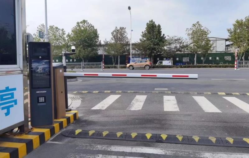 ?？低曋K某工業(yè)園區(qū)公共停車場