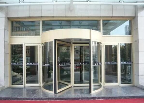 哪個(gè)不銹鋼旋轉(zhuǎn)門外包飾更美觀 更能吸引眼球呢？