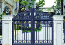 日常使用中，如何對庭院大門進行清潔？