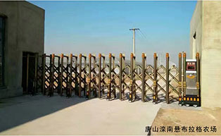 唐山灤南懸布拉格農(nóng)場(chǎng)伸縮門(mén)工程案例 - 中出網(wǎng)-智能出入口與停車(chē)充電門(mén)戶(hù)