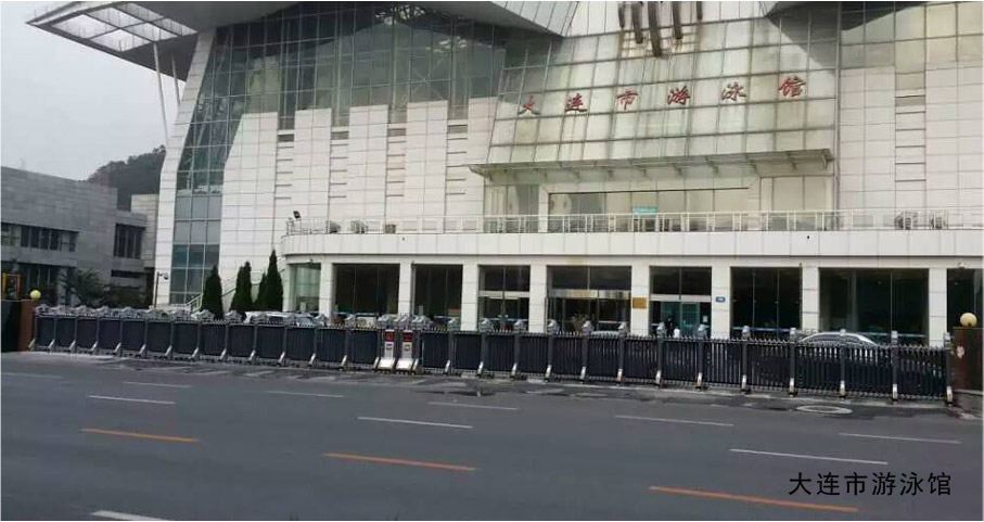 大連市游泳館伸縮門工程案例 - 中出網(wǎng)-智能出入口與停車充電門戶