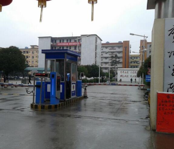 賀州學院道閘案例 - 中出網-智能出入口與停車充電門戶