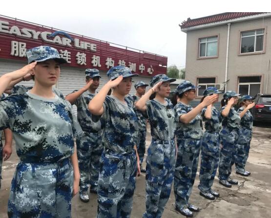 唱軍歌、站軍姿