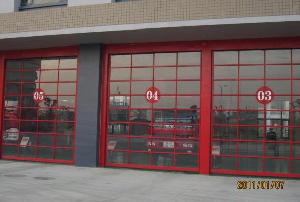 透明車庫(kù)門(mén)