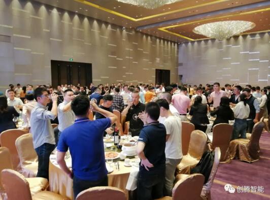 舉杯共飲 同慶會(huì)議圓滿謝幕