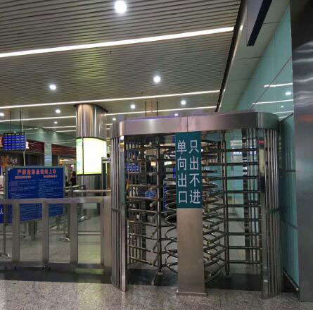 廣州東站雙門轉(zhuǎn)閘案例 - 中出網(wǎng)-智能出入口與停車充電門戶