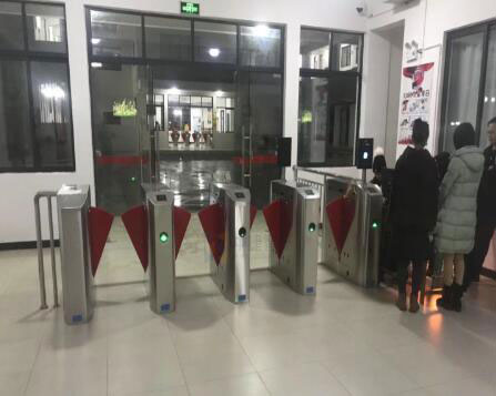 桂林旅游學院宿舍樓翼閘案例 - 中出網(wǎng)-智能出入口與停車充電門戶