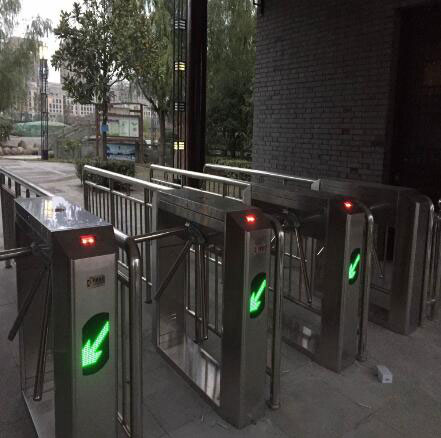 寧波第一學(xué)堂三輥閘檢票系統(tǒng)案例 - 中出網(wǎng)-智能出入口與停車(chē)充電門(mén)戶